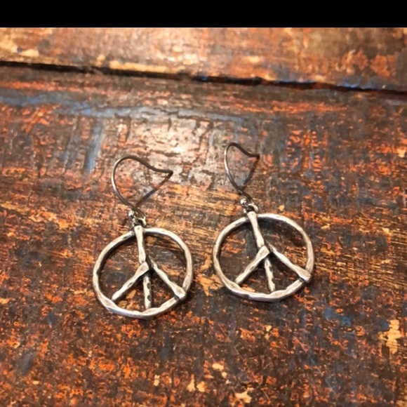 20 Pairs of Earrings, 2 Rings, 1 Bracelet, & 1 Velvet Choker Necklace. - Picture 7 of 13